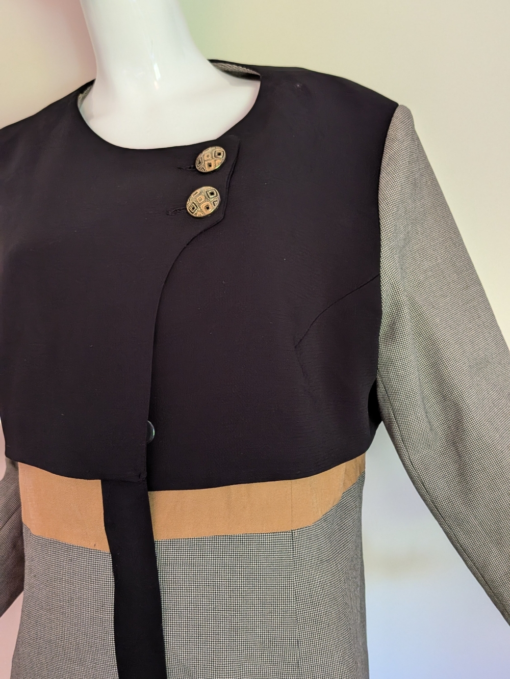 Elegant Taupe Maxi Dress-Skirt with Black Bodice and Gold Accent - Picture 3 of 9